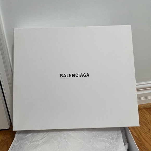 Balenciaga Triple S sneaker purchased in Paris. Cloth bag and extra laces - Picture 4 of 5